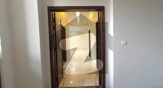 عسکری 11 - سیکٹر ڈی عسکری 11,عسکری,لاہور میں 3 کمروں کا 10 مرلہ فلیٹ 3.5 کروڑ میں برائے فروخت۔