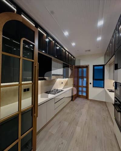 بحریہ ٹاؤن فیز 8 بحریہ ٹاؤن راولپنڈی,راولپنڈی میں 5 کمروں کا 10 مرلہ مکان 3.6 کروڑ میں برائے فروخت۔