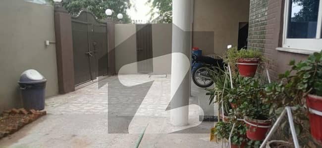 گلریز ہاؤسنگ سکیم راولپنڈی میں 6 کمروں کا 11 مرلہ مکان 3.2 کروڑ میں برائے فروخت۔ گلریز ہاؤسنگ سکیم راولپنڈی میں 6 کمروں کا 11 مرلہ مکان 3.2 کروڑ میں برائے فروخت۔