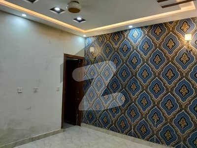 گرینڈ ایوینیوز ہاؤسنگ سکیم لاہور میں 3 کمروں کا 5 مرلہ مکان 35.0 ہزار میں کرایہ پر دستیاب ہے۔