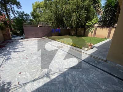 ایف ۔ 6 اسلام آباد میں 5 کمروں کا 1 کنال مکان 8.0 لاکھ میں کرایہ پر دستیاب ہے۔