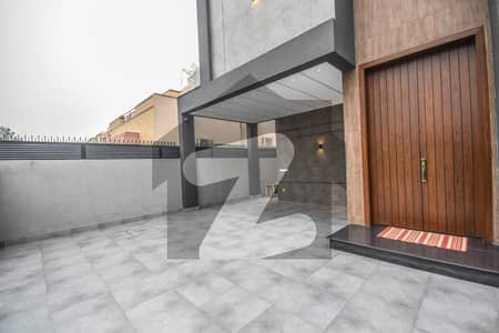 ڈی ایچ اے فیز 8 ڈیفنس (ڈی ایچ اے),لاہور میں 5 کمروں کا 10 مرلہ مکان 3.75 کروڑ میں برائے فروخت۔