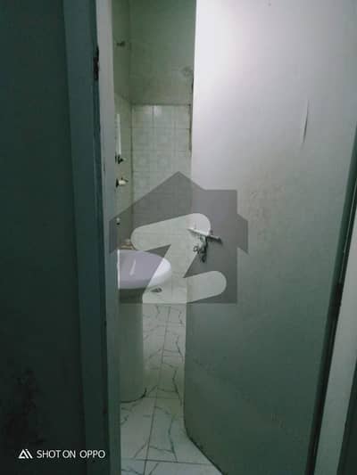 GULSHAN IQBAL BLOCK 7 1000 YARDS INDEPENDENT COMMERICAL 4 RENT