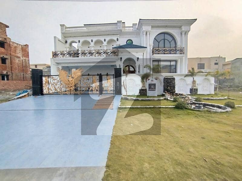 16 Marla House With Spacious Lawn 16 Marla House With Spacious Lawn