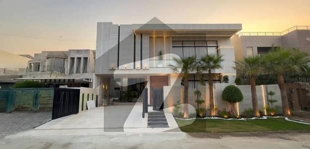 Experience Luxury Living in the Heart of Valencia Town