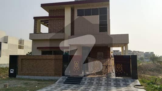 ڈی ایچ اے فیز 7 - بلاک ٹی فیز 7,ڈیفنس (ڈی ایچ اے),لاہور میں 4 کمروں کا 10 مرلہ مکان 4.5 کروڑ میں برائے فروخت۔