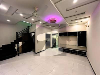 ڈی ایچ اے 9 ٹاؤن ڈیفنس (ڈی ایچ اے),لاہور میں 3 کمروں کا 6 مرلہ مکان 2.5 کروڑ میں برائے فروخت۔