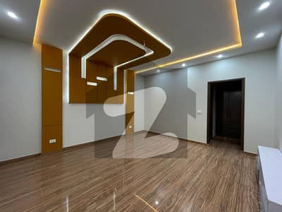 1 KANAL LUXURY HOUSE NEAR TO PARK AVAILABLE FOR SALE