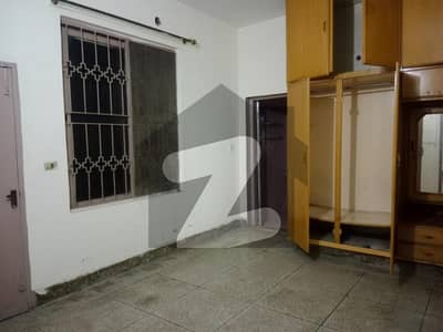 علامہ اقبال ٹاؤن لاہور میں 2 کمروں کا 10 مرلہ بالائی پورشن 48.0 ہزار میں کرایہ پر دستیاب ہے۔