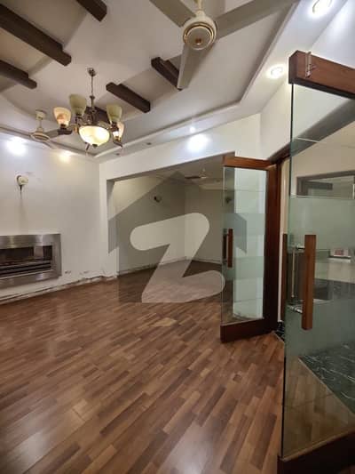 ڈی ایچ اے فیز 4 - بلاک ڈیڈی فیز 4,ڈیفنس (ڈی ایچ اے),لاہور میں 4 کمروں کا 10 مرلہ مکان 2.0 لاکھ میں کرایہ پر دستیاب ہے۔