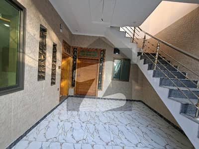 گرین ایکڑز ٹاؤن مردان میں 6 کمروں کا 5 مرلہ مکان 1.9 کروڑ میں برائے فروخت۔