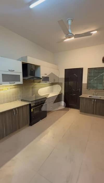 عسکری 11 ۔ سیکٹر بی عسکری 11,عسکری,لاہور میں 3 کمروں کا 10 مرلہ فلیٹ 1.21 لاکھ میں کرایہ پر دستیاب ہے۔