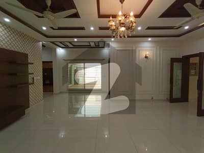 ڈی ایچ اے فیز 1 - بلاک این فیز 1,ڈیفنس (ڈی ایچ اے),لاہور میں 5 کمروں کا 1 کنال مکان 2.5 لاکھ میں کرایہ پر دستیاب ہے۔