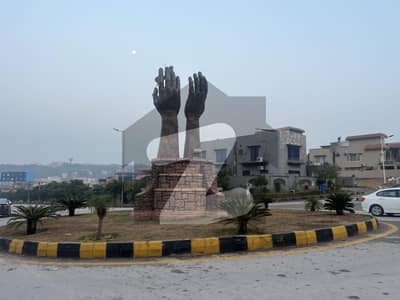 بحریہ ٹاؤن فیز 8 بحریہ ٹاؤن راولپنڈی,راولپنڈی میں 5 مرلہ کمرشل پلاٹ 5.0 کروڑ میں برائے فروخت۔