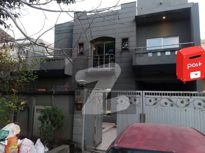 *G,9/4- 40*80- RENOVATED 5 BED ATTACHED BATH 2 KITCHEN 2 DD TILES FLOOR BEST LOCATION NAYER TO PARK MOSQUE MARKET*