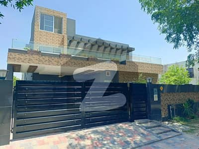 1 KANAL PRIME LOCATION HOUSE IS AVAILABLE FOR RENT VERY CLOSE TO TEHZEEB BAKERS IN DHA PHASE 5