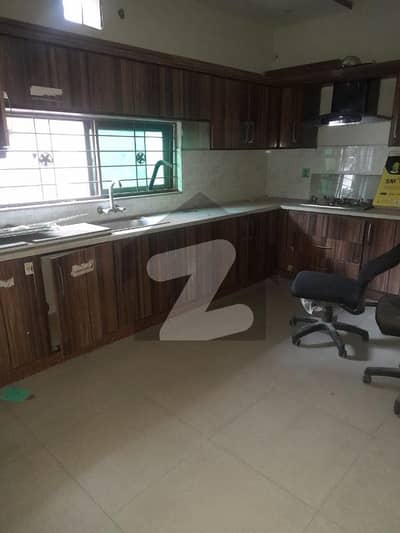 جوہر ٹاؤن لاہور میں 5 کمروں کا 1 کنال مکان 2.8 لاکھ میں کرایہ پر دستیاب ہے۔