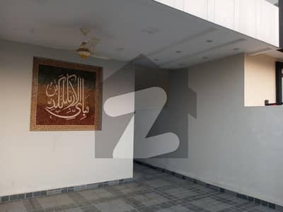 کینٹ ہاؤسنگ سکیم چناب رینجرز روڈ,سیالکوٹ میں 5 کمروں کا 10 مرلہ مکان 1.55 لاکھ میں کرایہ پر دستیاب ہے۔