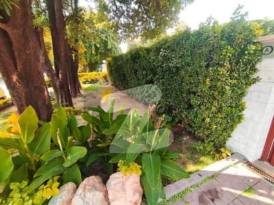 ایف ۔ 6 اسلام آباد میں 6 کمروں کا 2 کنال مکان 70.0 کروڑ میں برائے فروخت۔