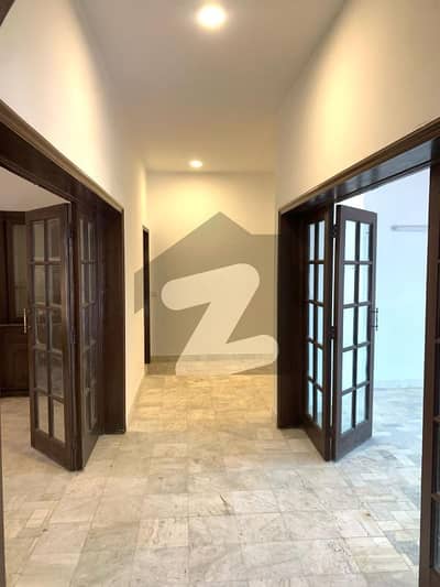 ONE KANAL BEAUTIFULL HOUSE AVALIABLE FOR RENT IN DHA PHASE 3