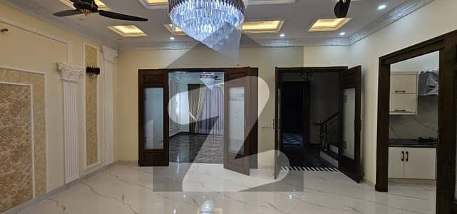 بحریہ ٹاؤن ۔ اوورسیز سی بحریہ ٹاؤن اوورسیز انکلیو,بحریہ ٹاؤن,لاہور میں 10 مرلہ مکان 4.25 کروڑ میں برائے فروخت۔