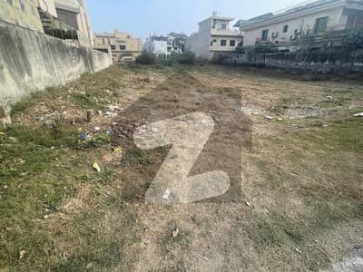 این ایف سی 1 لاہور میں 2 کنال رہائشی پلاٹ 6.75 کروڑ میں برائے فروخت۔