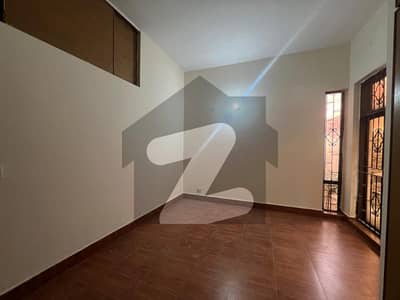 ڈی ایچ اے فیز 2 ڈیفنس (ڈی ایچ اے),لاہور میں 2 کمروں کا 1 کنال مکان 1.2 لاکھ میں کرایہ پر دستیاب ہے۔