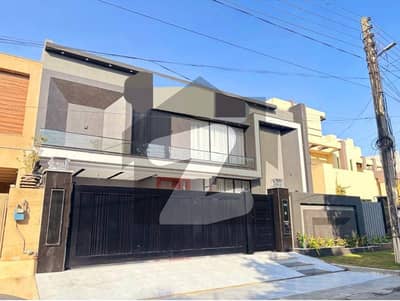 واپڈا ٹاؤن لاہور میں 5 کمروں کا 1 کنال مکان 8.9 کروڑ میں برائے فروخت۔