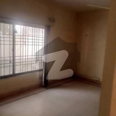 کلفٹن ۔ بلاک 1 کلفٹن,کراچی میں 4 کمروں کا 11 مرلہ مکان 7.6 کروڑ میں برائے فروخت۔