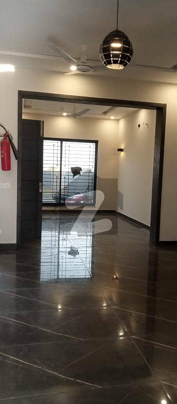 ڈی ایچ اے فیز 8 ڈیفنس (ڈی ایچ اے),لاہور میں 2 کمروں کا 10 مرلہ بالائی پورشن 65.0 ہزار میں کرایہ پر دستیاب ہے۔