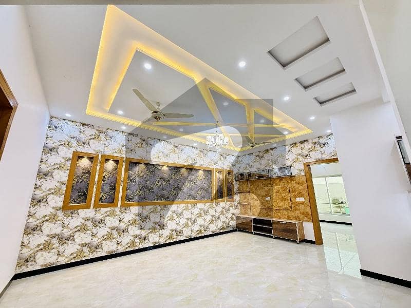 بحریہ ٹاؤن فیز 8 بحریہ ٹاؤن راولپنڈی,راولپنڈی میں 5 کمروں کا 10 مرلہ مکان 3.5 کروڑ میں برائے فروخت۔ بحریہ ٹاؤن فیز 8 بحریہ ٹاؤن راولپنڈی,راولپنڈی میں 5 کمروں کا 10 مرلہ مکان 3.5 کروڑ میں برائے فروخت۔