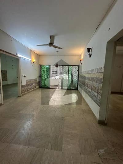 کلفٹن ۔ بلاک 9 کلفٹن,کراچی میں 3 کمروں کا 8 مرلہ فلیٹ 1.65 لاکھ میں کرایہ پر دستیاب ہے۔