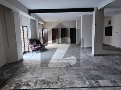 ڈی ایچ اے فیز 2 - بلاک ٹی فیز 2,ڈیفنس (ڈی ایچ اے),لاہور میں 8 مرلہ دفتر 1.15 لاکھ میں کرایہ پر دستیاب ہے۔