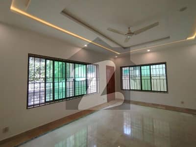 1 Kanal Independent House For Rent In F11