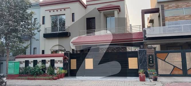 بحریہ ٹاؤن - اوورسیزبی بحریہ ٹاؤن اوورسیز انکلیو,بحریہ ٹاؤن,لاہور میں 5 کمروں کا 10 مرلہ مکان 3.0 کروڑ میں برائے فروخت۔