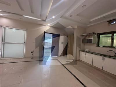 بحریہ ٹاؤن فیز 8 ۔ عمر بلاک بحریہ ٹاؤن فیز 8 ۔ سفاری ویلی,بحریہ ٹاؤن فیز 8,بحریہ ٹاؤن راولپنڈی,راولپنڈی میں 5 کمروں کا 7 مرلہ مکان 85.0 ہزار میں کرایہ پر دستیاب ہے۔