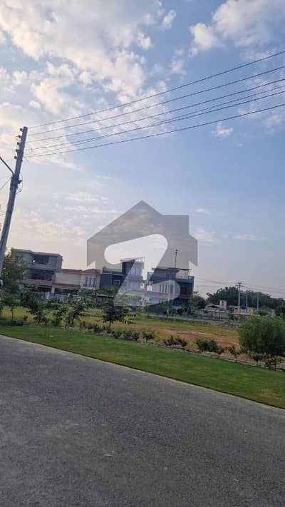 بحریہ ٹاؤن فیز 8 - کلب سٹی بحریہ ٹاؤن فیز 8,بحریہ ٹاؤن راولپنڈی,راولپنڈی میں 1 کنال رہائشی پلاٹ 1.65 کروڑ میں برائے فروخت۔