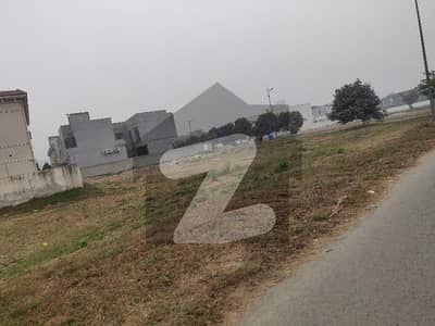 ڈی ایچ اے فیز 7 - سی سی اے 4 ڈی ایچ اے فیز 7,ڈیفنس (ڈی ایچ اے),لاہور میں 4 مرلہ کمرشل پلاٹ 2.95 کروڑ میں برائے فروخت۔