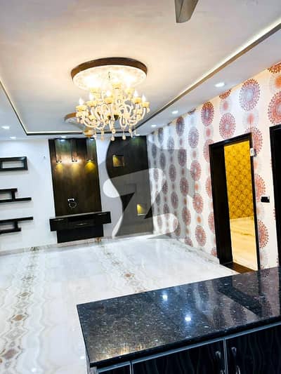 10 Marla Used House For Sale in Awais Qarni Block Bahria Town Lahore