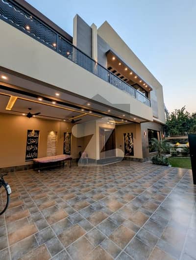 1. Luxurious 1 Kanal Owner-Built Modern House on 80 Feet Road Wapda Town Lahore