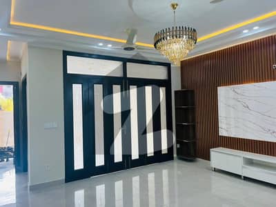 بحریہ انکلیو - سیکٹر سی 2 بحریہ انکلیو,بحریہ ٹاؤن,اسلام آباد میں 5 کمروں کا 10 مرلہ مکان 5.45 کروڑ میں برائے فروخت۔