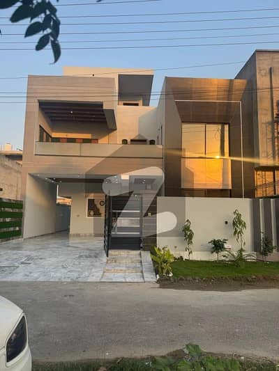 PRIME LOCATION 10 MARLA BRAND NEW HOUSE