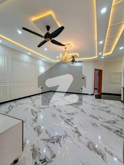 بحریہ ٹاؤن راولپنڈی راولپنڈی میں 5 کمروں کا 10 مرلہ مکان 4.65 کروڑ میں برائے فروخت۔