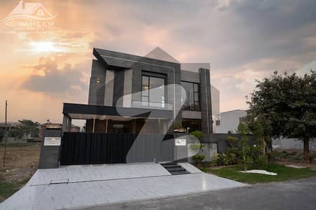 FACING RYA GOLF 1 KANAL ORIGINAL PICTURE BANGALOW FOR SALE NEAR TO RAYA FAIRWAYS.