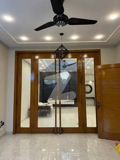 بحریہ ٹاؤن فیز 8 بحریہ ٹاؤن راولپنڈی,راولپنڈی میں 5 کمروں کا 7 مرلہ مکان 2.5 کروڑ میں برائے فروخت۔