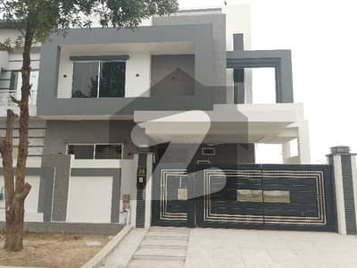 ڈی سی کالونی گوجرانوالہ میں 5 کمروں کا 10 مرلہ مکان 3.75 کروڑ میں برائے فروخت۔