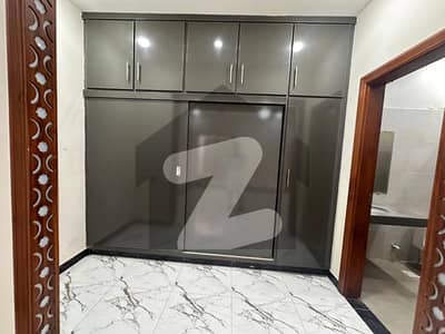 خیابانِ گارڈنز فیصل آباد میں 5 کمروں کا 11 مرلہ مکان 4.75 کروڑ میں برائے فروخت۔