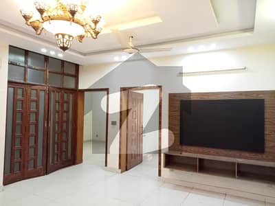 پی اے ایف کالونی لاہور میں 7 کمروں کا 6 مرلہ مکان 3.1 کروڑ میں برائے فروخت۔