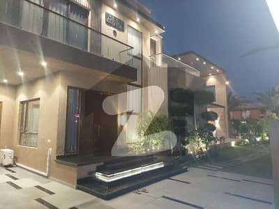 ڈی ایچ اے فیز 8 - زون بی ڈی ایچ اے فیز 8,ڈی ایچ اے ڈیفینس,کراچی میں 6 کمروں کا 2 کنال مکان 50.0 کروڑ میں برائے فروخت۔