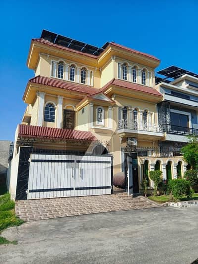 10 Marla beautiful house on hot location for sale